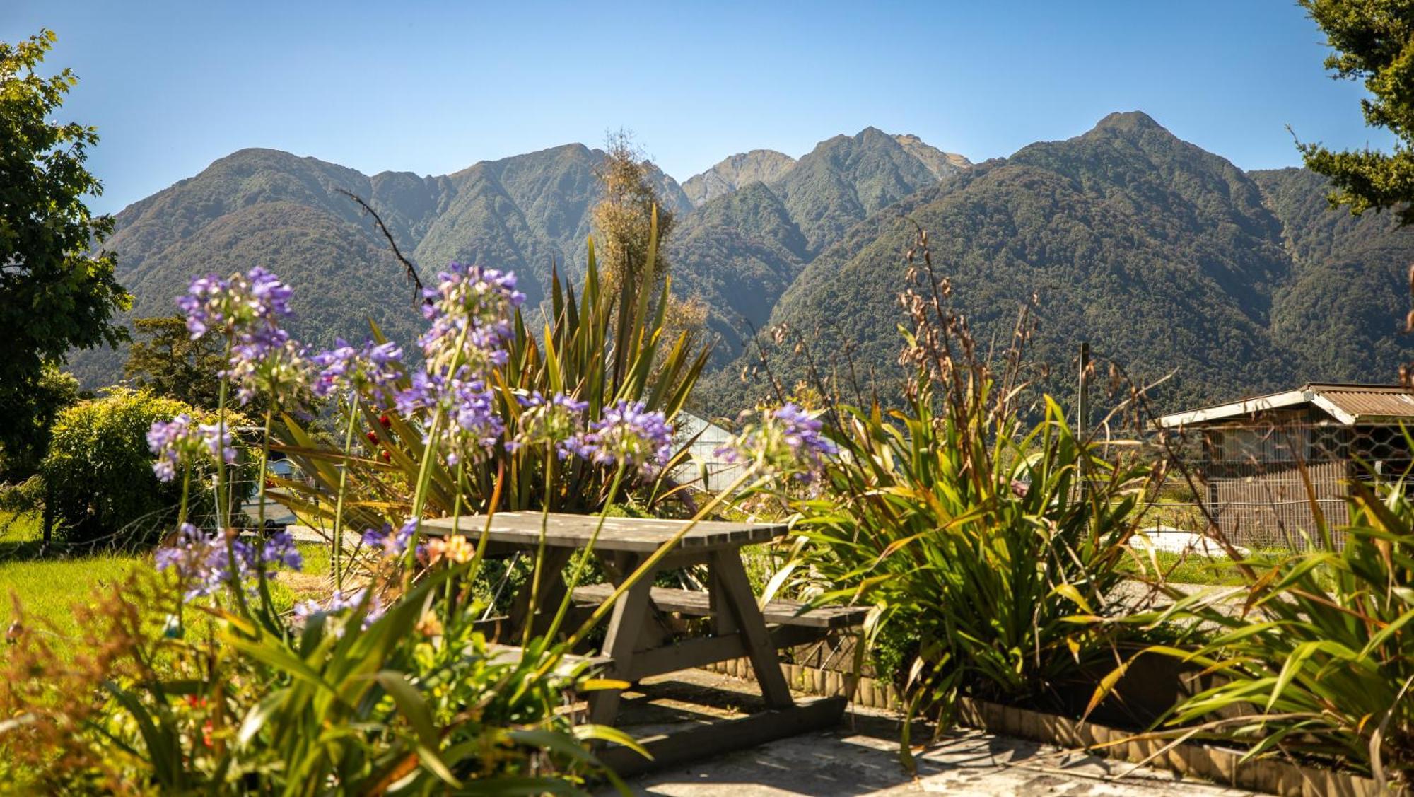 Ropatinis Bed & Breakfast Fox Glacier Exterior photo