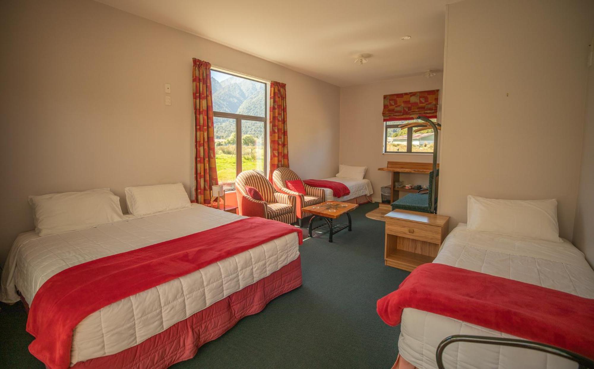 Ropatinis Bed & Breakfast Fox Glacier Exterior photo