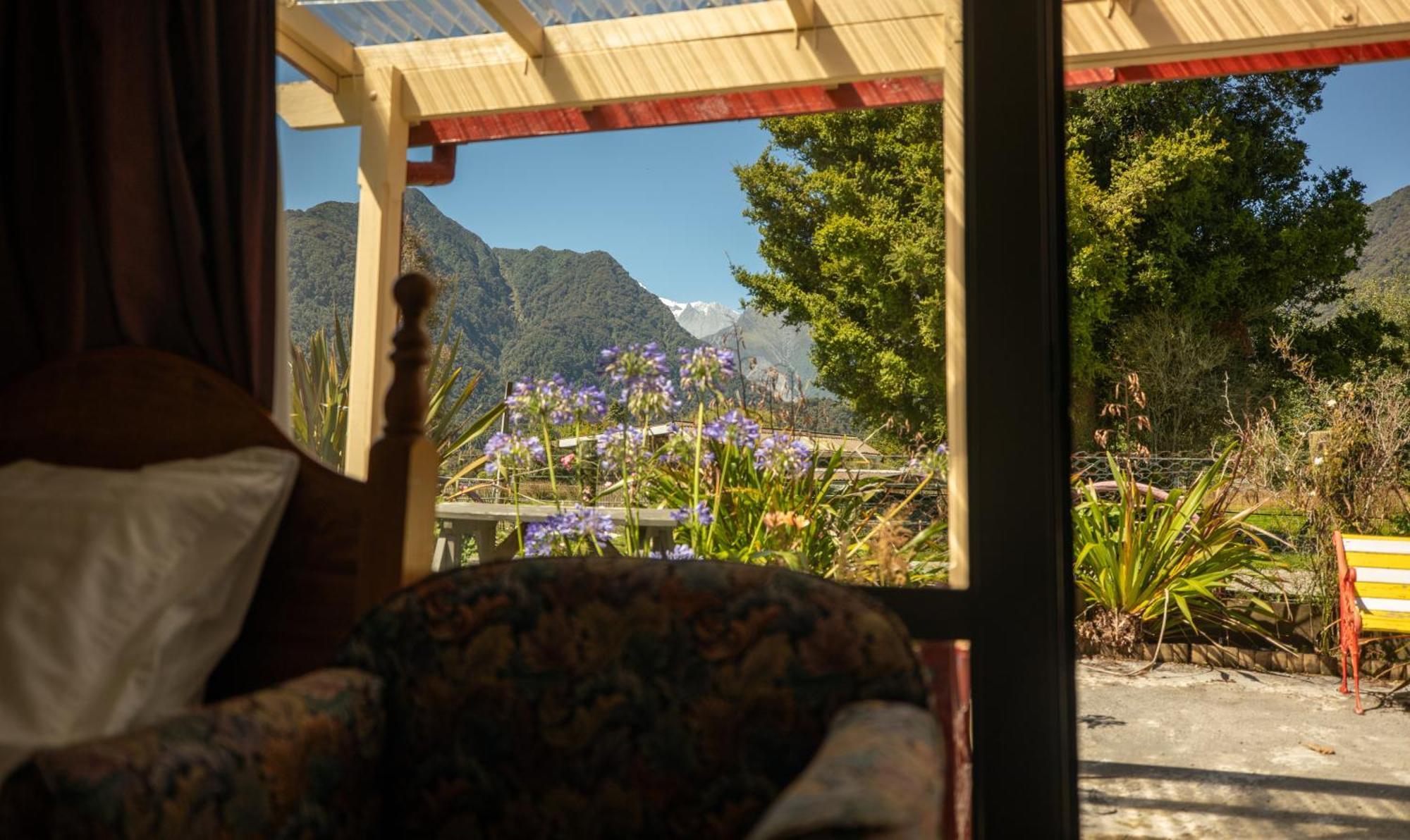 Ropatinis Bed & Breakfast Fox Glacier Exterior photo