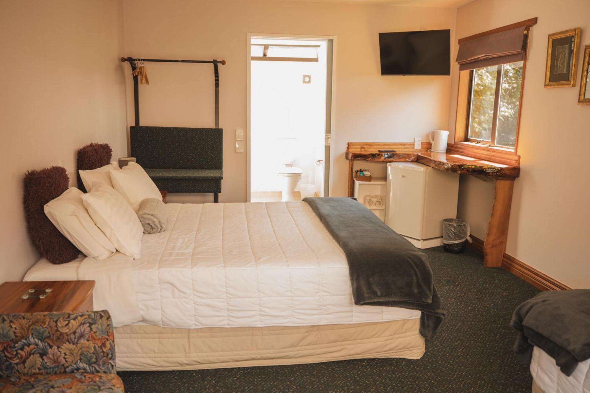 Ropatinis Bed & Breakfast Fox Glacier Exterior photo