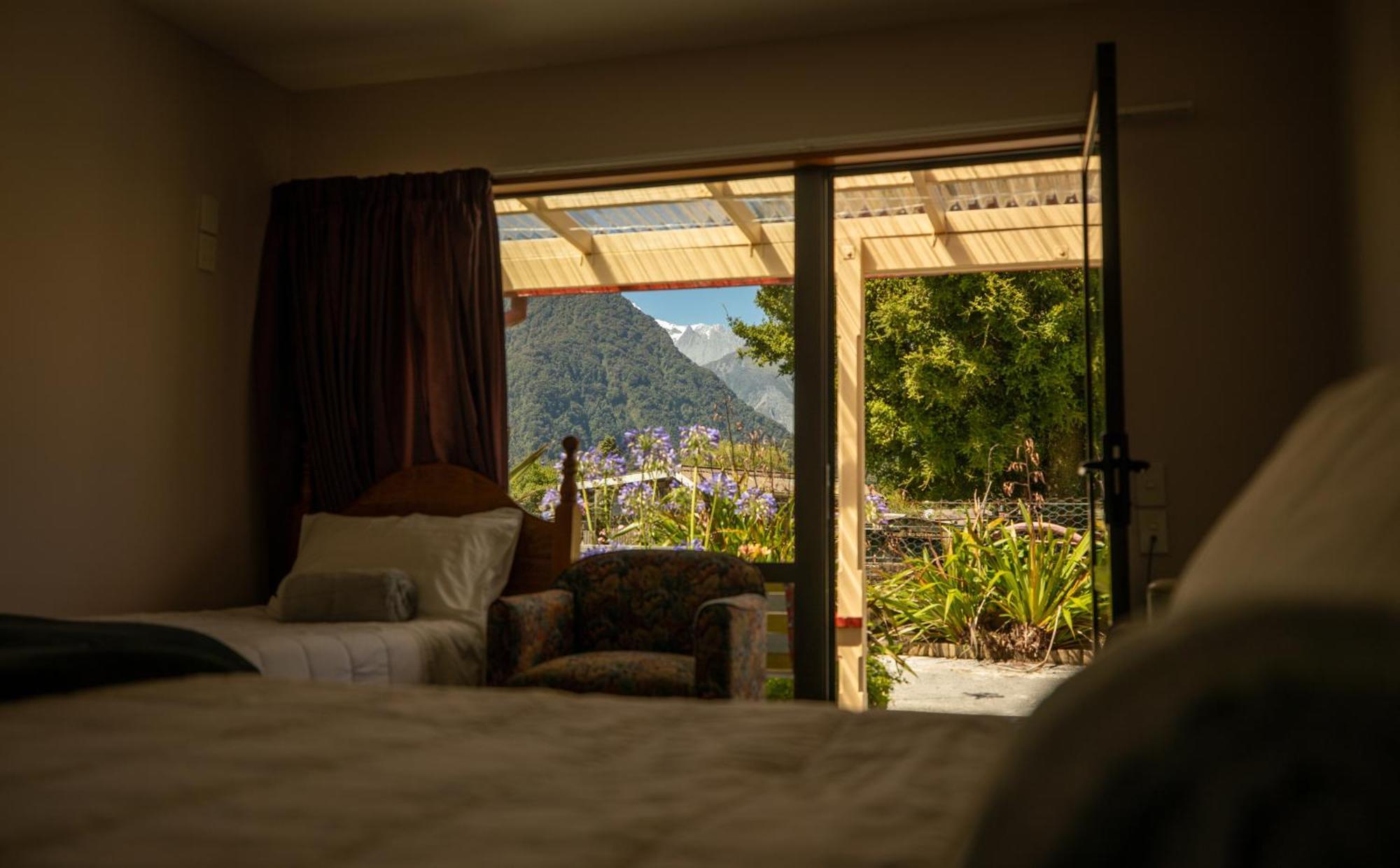 Ropatinis Bed & Breakfast Fox Glacier Exterior photo