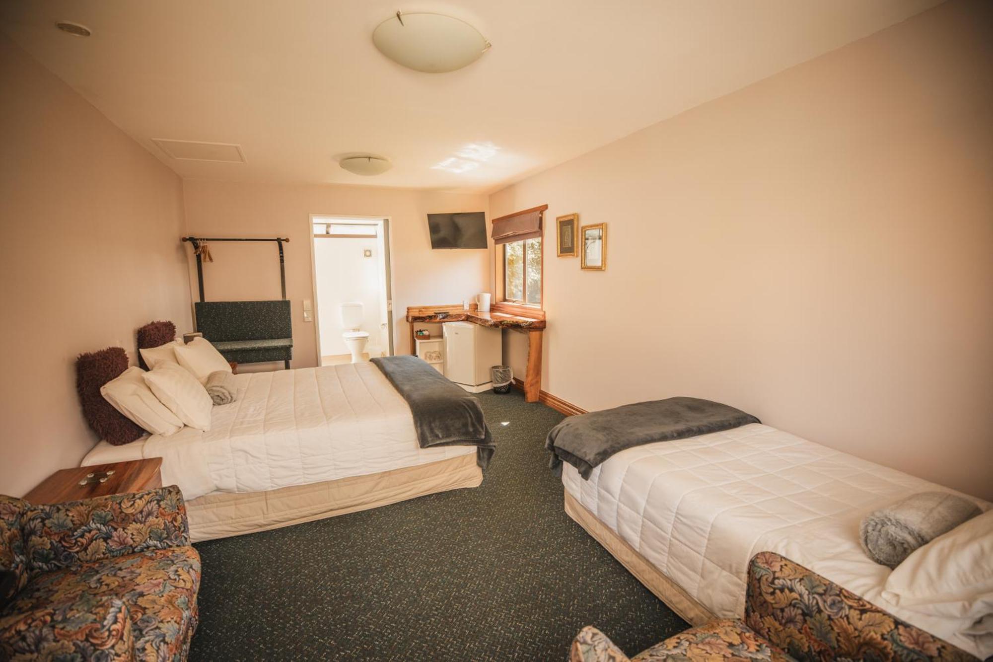 Ropatinis Bed & Breakfast Fox Glacier Exterior photo
