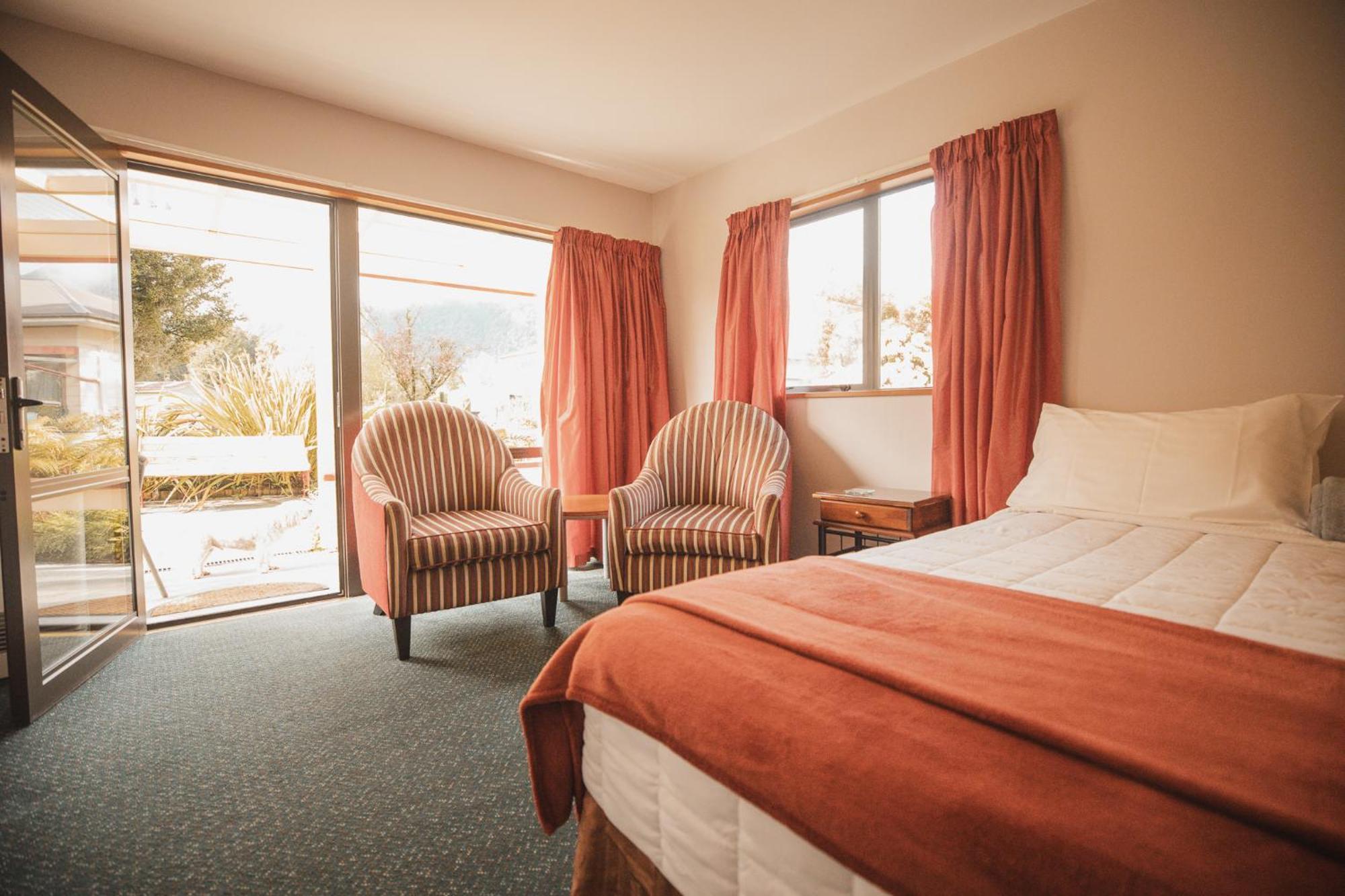 Ropatinis Bed & Breakfast Fox Glacier Exterior photo